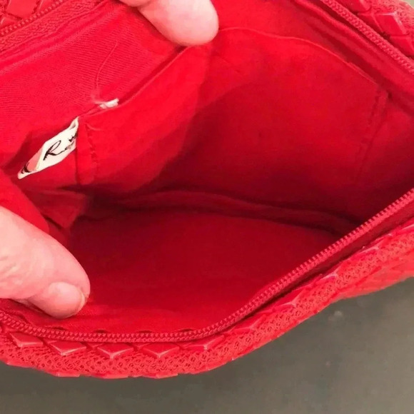 La Regale red mesh clutch. - Picture 4 of 5